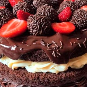 Bolo Brigadeiro com Morangos
