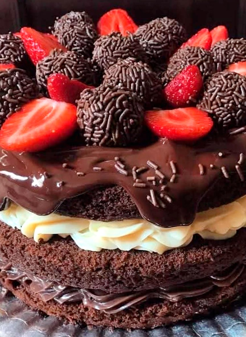 Bolo Brigadeiro com Morangos