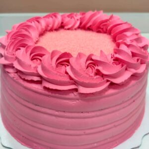 Bolo de aniversário com chantilly rosa