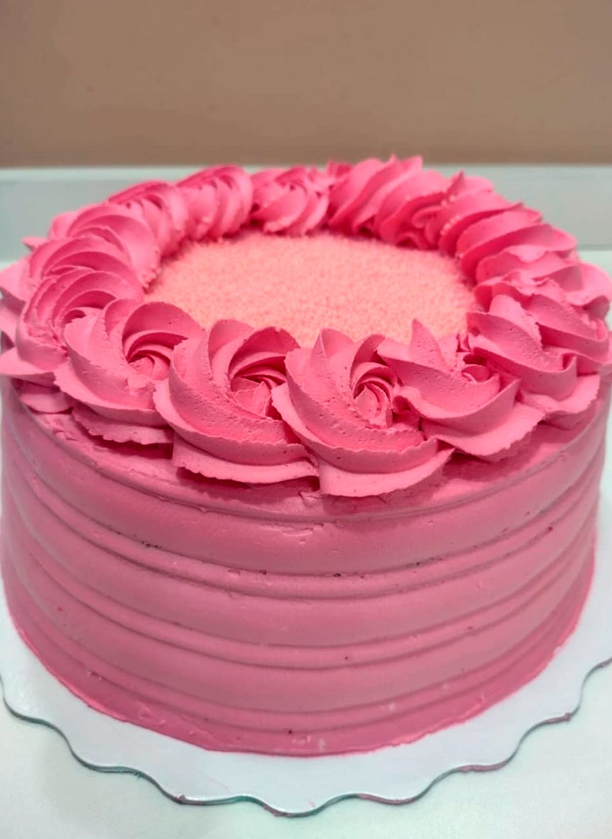 Bolo de aniversário com chantilly rosa