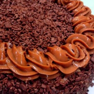 Bolo de Chocolate com Brigadeiro Cremoso