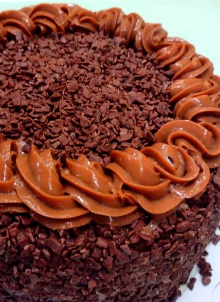 Bolo de Chocolate com Brigadeiro Cremoso